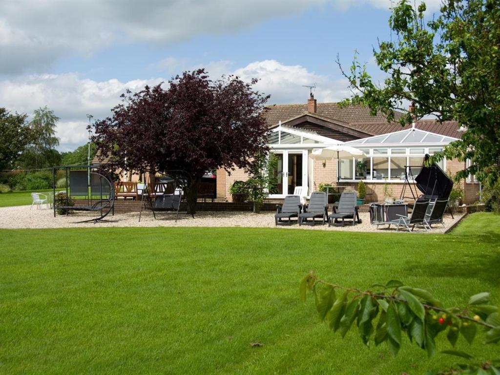 Treetops Cottages & Spa Grimsby Exterior photo
