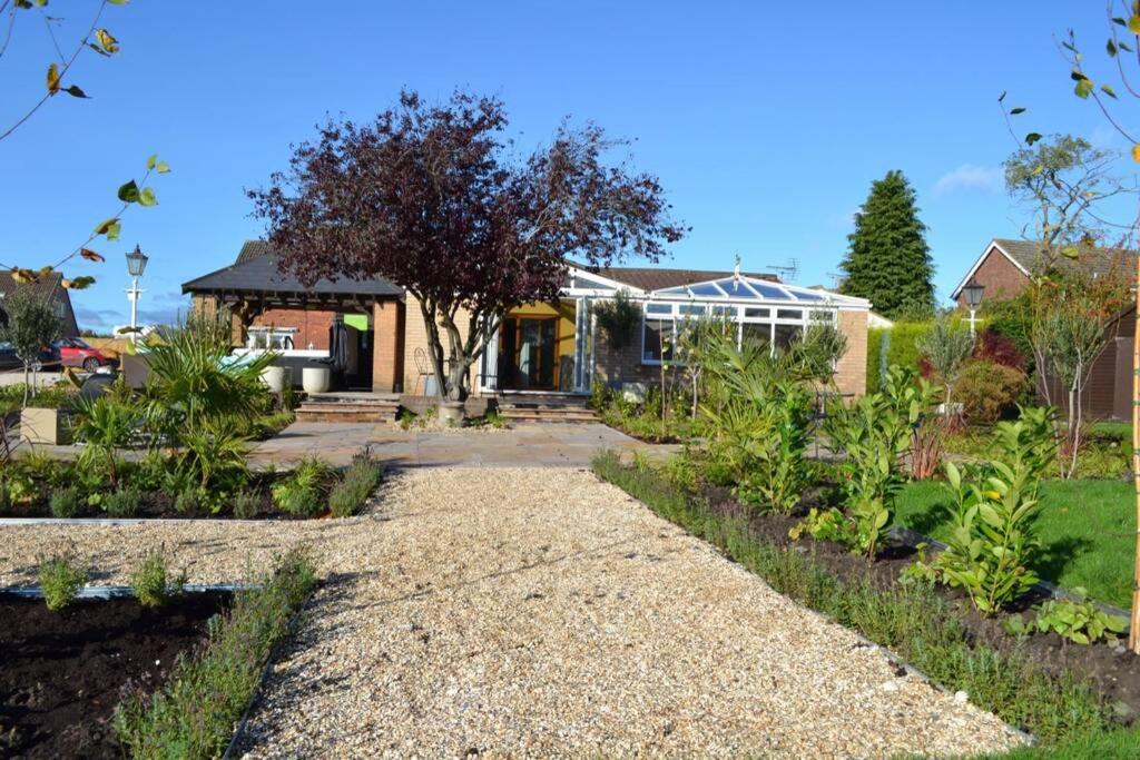 Treetops Cottages & Spa Grimsby Exterior photo