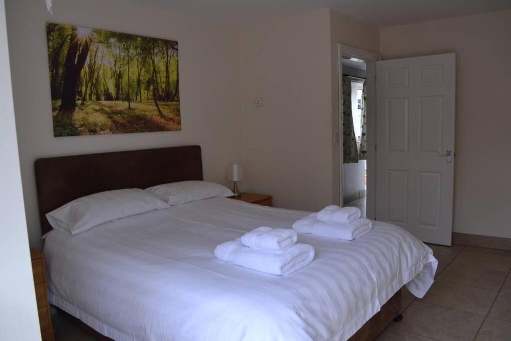 Treetops Cottages & Spa Grimsby Exterior photo